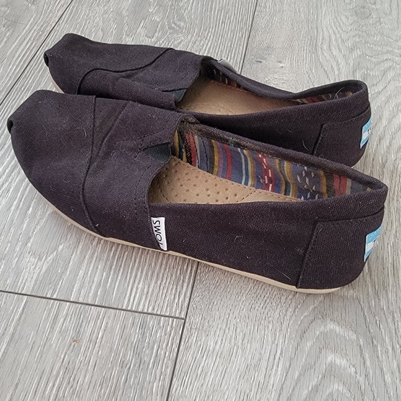Toms Shoes - Picture 2 of 6
